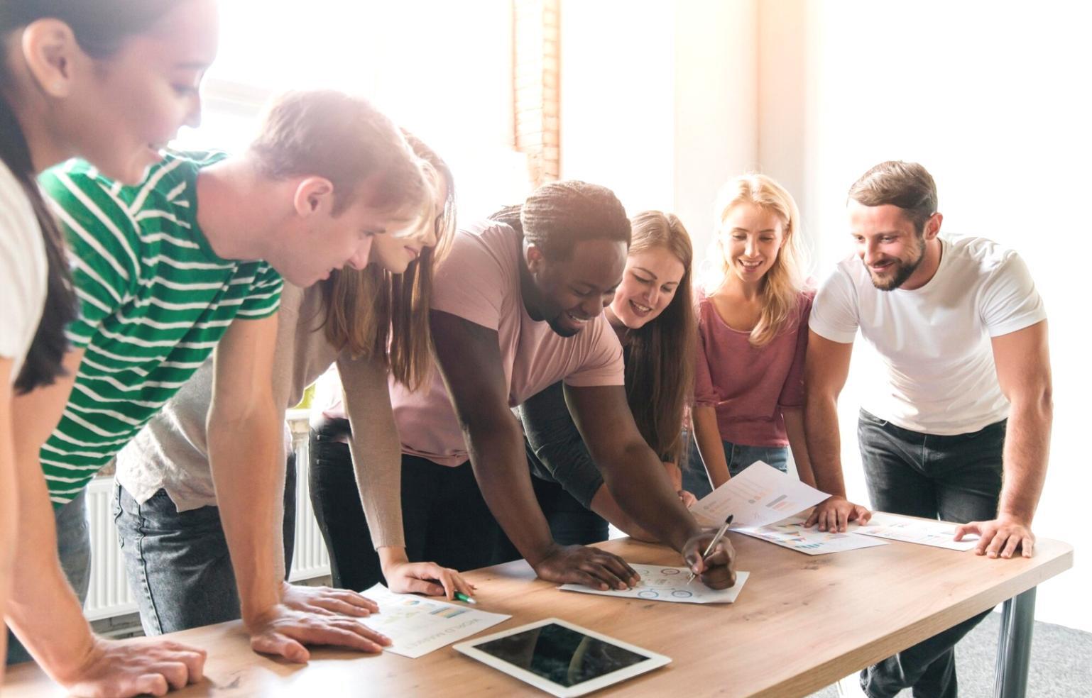 Aplicación móvil mostrando gráficos de gastos mensuales