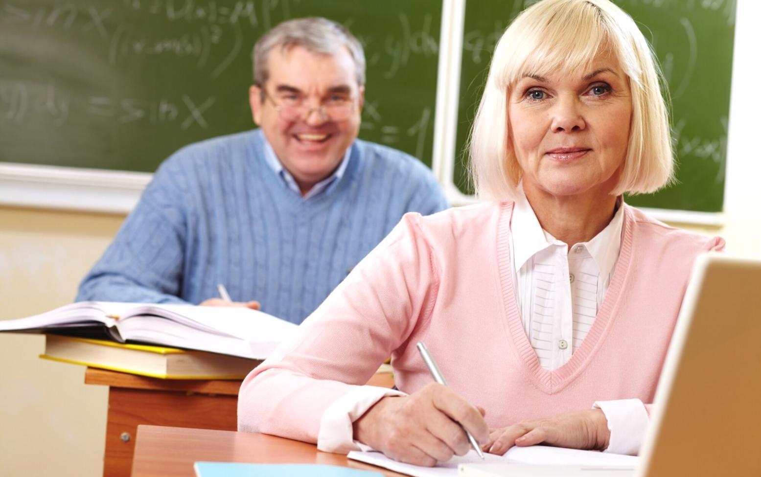 Persona analizando documentos financieros y planificando presupuesto